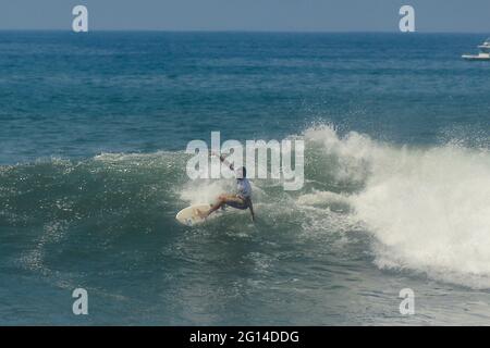 Tamanique, El Salvador. 04 giugno 2021. Il surfista Salvadoran Bryan Perez esegue un trucco mentre cavalca un'onda.El Salvador ospita l'ISA World Surfing Games, dove ai vincitori verranno assegnati i biglietti per le Olimpiadi di Tokyo. (Foto di Camilo Freedman/SOPA Images/Sipa USA) Credit: Sipa USA/Alamy Live News Foto Stock