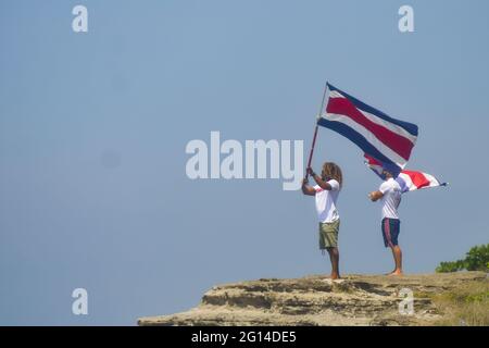 Tamanique, El Salvador. 04 giugno 2021. Surfers dal Costa Rica sventolando bandiere.El Salvador ospita l'ISA World Surfing Games dove i vincitori saranno dati i biglietti per le Olimpiadi di Tokyo. (Foto di Camilo Freedman/SOPA Images/Sipa USA) Credit: Sipa USA/Alamy Live News Foto Stock