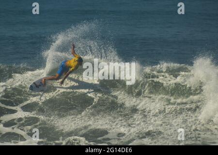 Tamanique, El Salvador. 04 giugno 2021. Un surfista tedesco esegue un trucco mentre cavalcano un'onda.El Salvador ospita l'ISA World Surfing Games, dove ai vincitori verranno assegnati i biglietti per le Olimpiadi di Tokyo. (Foto di Camilo Freedman/SOPA Images/Sipa USA) Credit: Sipa USA/Alamy Live News Foto Stock