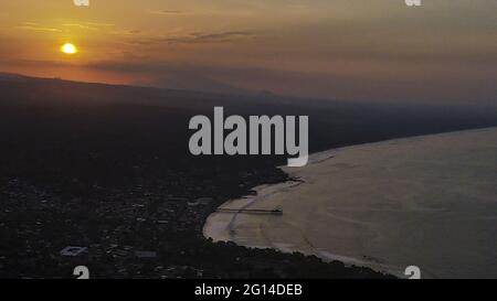 Tamanique, El Salvador. 04 giugno 2021. (I redattori notano l'immagine presa da un drone)Vista aerea del sole mentre sorge sopra la spiaggia. El Salvador ospita l'ISA World Surfing Games, dove i vincitori riceveranno i biglietti per le Olimpiadi di Tokyo. (Foto di Camilo Freedman/SOPA Images/Sipa USA) Credit: Sipa USA/Alamy Live News Foto Stock