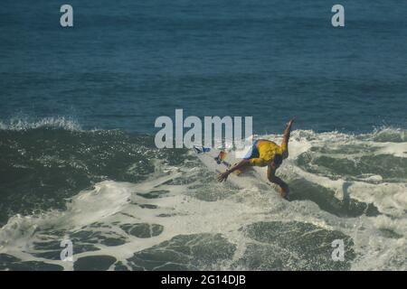 Tamanique, El Salvador. 04 giugno 2021. Un surfista tedesco esegue un trucco mentre cavalcano un'onda.El Salvador ospita l'ISA World Surfing Games, dove ai vincitori verranno assegnati i biglietti per le Olimpiadi di Tokyo. (Foto di Camilo Freedman/SOPA Images/Sipa USA) Credit: Sipa USA/Alamy Live News Foto Stock