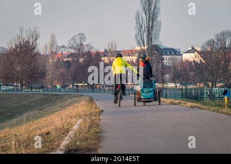 Leipzig Sassonia Germania 04.043.2019 una coppia di biciclette e rimorchi per bambini si trova a Elsteraue/ Möckern/neue Luppe Foto Stock