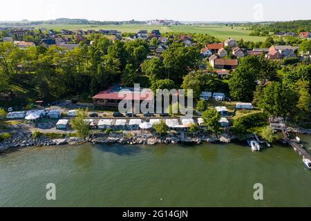 NYSA, Polonia. 03 giugno 2021. (NOTA DELL'EDITORE: Immagine scattata con un drone)Vista del campeggio a Glebinow vicino al lago di Nyskie. A causa dell'apertura della stagione di pesca, dal 1 giugno, molti pescatori vengono al campo per rilassarsi e pescare. (Foto di Mateusz Slodkowski/SOPA Images/Sipa USA) Credit: Sipa USA/Alamy Live News Foto Stock