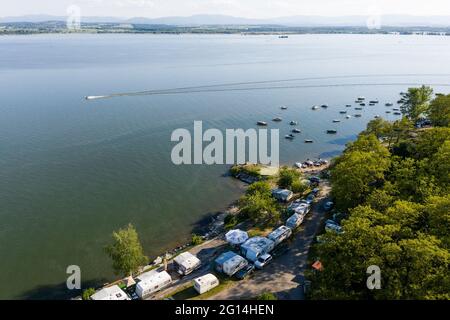 NYSA, WojewÃ³dztwo Opolskie, Polonia. 3 Giugno 2021. (NOTA DEL REDATTORE: Immagine presa con un drone).Vista del campeggio a Glebinow vicino al lago di Nyskie.a causa dell'apertura della stagione di pesca, dal 1 giugno, un sacco di pescatori vengono al campo per rilassarsi e pescare. Credit: Mateusz Slodkowski/SOPA Images/ZUMA Wire/Alamy Live News Foto Stock