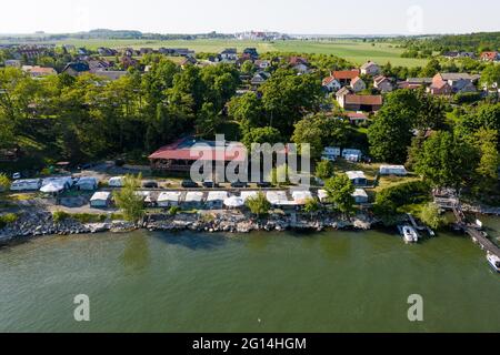 NYSA, WojewÃ³dztwo Opolskie, Polonia. 3 Giugno 2021. (NOTA DEL REDATTORE: Immagine presa con un drone).Vista del campeggio a Glebinow vicino al lago di Nyskie.a causa dell'apertura della stagione di pesca, dal 1 giugno, un sacco di pescatori vengono al campo per rilassarsi e pescare. Credit: Mateusz Slodkowski/SOPA Images/ZUMA Wire/Alamy Live News Foto Stock