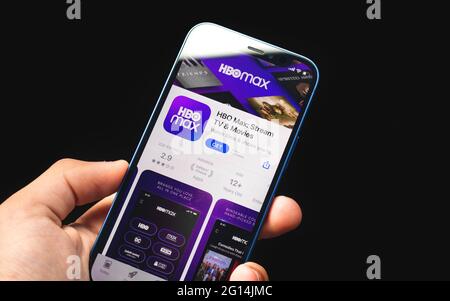 Kharkov, Ucraina - 4 giugno 2021: Applicazione HBO Max Stream, uomo tenere telefono cellulare con applicazione sullo schermo Foto Stock