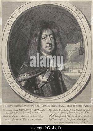 Ritratto di re Christiaan contro van Danimarca e Norvegia. Ritratto a destra di re Christiaan v van Denmark e Norvegia in un ovale. Porta un'imbragatura su cui un sash con un elefante, simbolo dell'ordine dell'elefante. Uno sguardo dietro di lui al Palazzo Kronborg sulla costa danese. Sotto il ritratto il suo nome e un testo a quattro righe, a sinistra in latino, a destra in tedesco. Foto Stock
