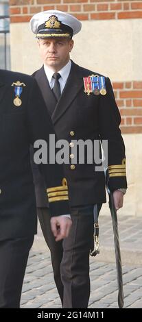 HMS TRAFALGAR CORTE MARTIAL. IL COMANDANTE ROBERT FANCY COMANDANTE UFFICIALE DI TRAFALGAR LASCIA LA CORTE MARZIALE A PORTSMOUTH PIC MIKE WALKER, 2004 Foto Stock