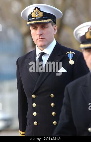 HMS TRAFALGAR CORTE MARTIAL. IL COMANDANTE IAN MCGHIE DI HMS TRAFALGAR LASCIA LA CORTE MARZIALE A PORTSMOUTH PIC MIKE WALKER, 2004 Foto Stock