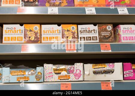 snack bar da Battleoats e PHD Smart display sugli scaffali per la vendita al supermercato, Inghilterra, Regno Unito Foto Stock