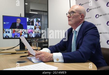 Clive Marshall, CEO del PA Media Group, ascolta il presidente russo Vladimir Putin, che risponde alle domande dei vari leader delle agenzie multimediali globali tramite il video di Londra durante il St Petersburg International Economic Forum. Data immagine: Venerdì 4 giugno 2021. Foto Stock