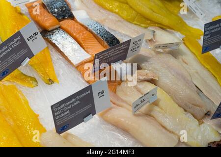 Pesce fresco crudo, filetto di salmone in vendita, taglio pronto, banco Tesco Supermarket Fishmonger, Inghilterra, UK Foto Stock