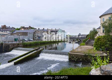 Mattina presto nel centro di Haverfordwest, estate 2021. Weir sul fiume Western Cleddau nel centro della città. Foto Stock