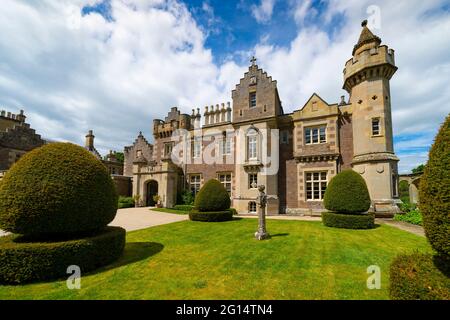 Vista esterna della Abbotsford House e dei giardini di Melrose, frontiere scozzesi, Scozia, Regno Unito Foto Stock