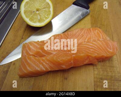 filetto fresco di salmone selvatico sul blocco di taglio Foto Stock