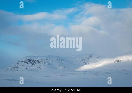 Racchette da neve Kungsleden Trail, lasciando Alesjaure cottage all'alba, Lapponia, Svezia, 2020 aprile. Foto Stock