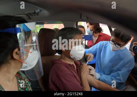 Nuova Delhi, India. 03 giugno 2021. Residente con il suo proprio veicolo viene inoculato contro covid-19 durante una guida in un impianto di vaccinazione per 18 persone sopra al Moolchand Hospital a Delhi. (Foto di Ishant Chauhan/Pacific Press) Credit: Pacific Press Media Production Corp./Alamy Live News Foto Stock