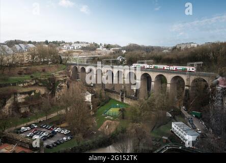 Treno che attraversa un viadotto e il Muro di Maierchen - Lussemburgo, Lussemburgo Foto Stock