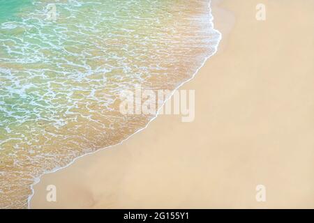Acqua limpida che lambisce la sabbia bianca di una spiaggia scozzese Foto Stock