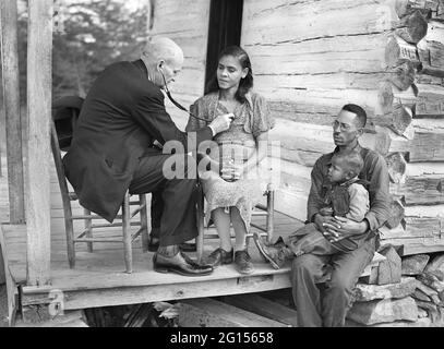 Medico che esamina la famiglia degli agricoltori sul Porch anteriore, contea di Caswell, Carolina del Nord, Stati Uniti, Marion Post Wolcott, U.S. Farm Security Administration, ottobre 1940 Foto Stock