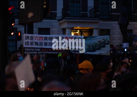 Portland Palce, Londra, Regno Unito. 4 Giugno 2021. La gente al memoriale di Remember Tiananmen 1989. Credit: Jessica Girvan/Alamy Live News Foto Stock