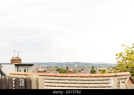 Top of houses, e Leicester città skyline. Mostra Humberstone e Anstey aree, poi Charnwood Forest, Bradgate Park e Old John Tower in collina. Foto Stock
