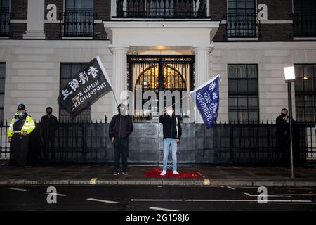 Londra, Regno Unito. 4 Giugno 2021. I manifestanti detengono le bandiere 'Hong Kong Independence' fuori dall'ambasciata cinese a Londra. Yuen Ching ng/Alamy Live News Foto Stock