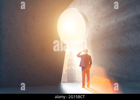 Uomo d'affari che apre una nuova porta al successo Foto Stock