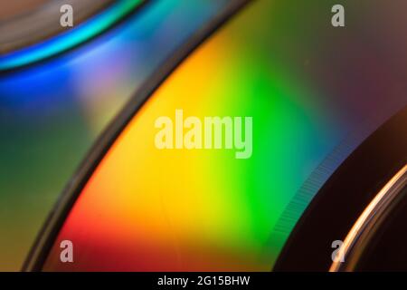 Foto astratta del riflesso del fondo di un CD che mostra un'ampia gamma di colori sulla sua superficie lucida. Foto di diversi angoli produci Foto Stock