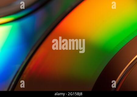 Foto astratta del riflesso del fondo di un CD che mostra un'ampia gamma di colori sulla sua superficie lucida. Foto di diversi angoli produci Foto Stock