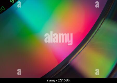 Foto astratta del riflesso del fondo di un CD che mostra un'ampia gamma di colori sulla sua superficie lucida. Foto di diversi angoli produci Foto Stock