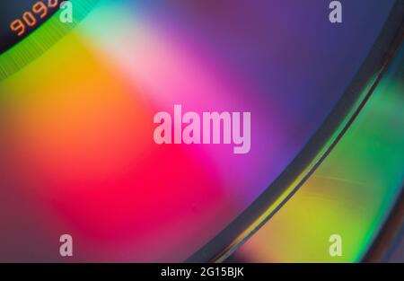 Foto astratta del riflesso del fondo di un CD che mostra un'ampia gamma di colori sulla sua superficie lucida. Foto di diversi angoli produci Foto Stock