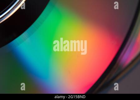 Foto astratta del riflesso del fondo di un CD che mostra un'ampia gamma di colori sulla sua superficie lucida. Foto di diversi angoli produci Foto Stock