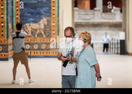 Berlino, Germania. 4 Giugno 2021. La gente visita il Museo Pergamon a Berlino, capitale della Germania, 4 giugno 2021. L'incidenza tedesca di sette giorni di infezioni da COVID-19 è scesa al di sotto del valore di riferimento di 30 per la prima volta dalla metà di ottobre dello scorso anno, il Robert Koch Institute (RKI) ha annunciato venerdì. Credit: Stefan Zeitz/Xinhua/Alamy Live News Foto Stock