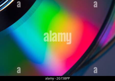 Foto astratta del riflesso del fondo di un CD che mostra un'ampia gamma di colori sulla sua superficie lucida. Foto di diversi angoli produci Foto Stock