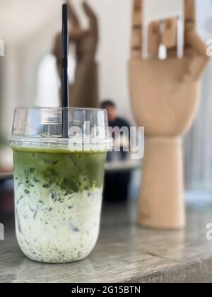 Un bicchiere di tè al latte tailandese ghiacciato, foto d'inventario Foto Stock