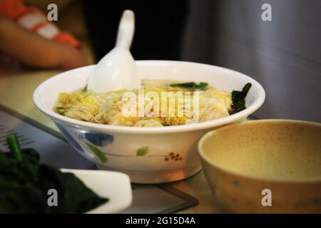 Popolare cucina Cantonese, zuppa di gamberi wonton noodle servita in locale ristorante di Hong Kong.