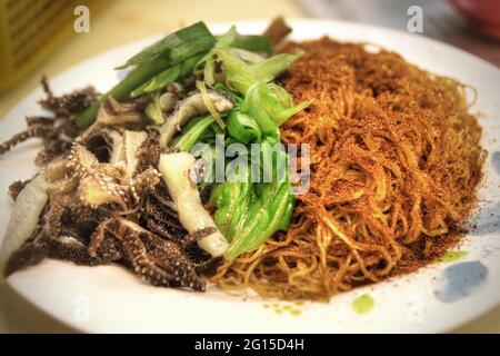 Cucina cantonese, spaghetti di gamberi secchi serviti con tripe di manzo e di scalione. Si tratta di un piatto reso popolare a Hong Kong e Macao. Foto Stock