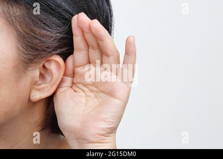 Donna anziana che perde l'udito, difficile da sentire Foto Stock