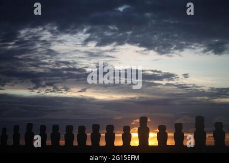 Alba, AHU Tongariki, Isola di Pasqua, Cile Foto Stock