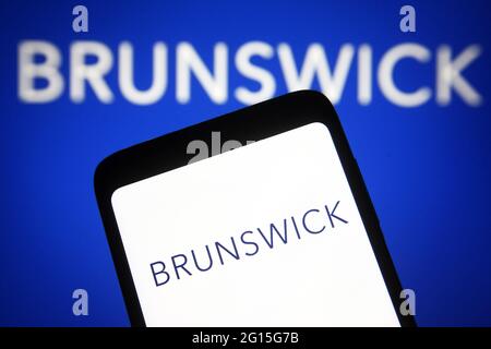 Ucraina. 04 giugno 2021. In questa illustrazione fotografica, il logo Brunswick Corporation viene visualizzato sullo schermo di uno smartphone e di un pc. (Foto di Pavlo Gonchar/SOPA Images/Sipa USA) Credit: Sipa USA/Alamy Live News Foto Stock