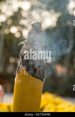 Bastoni giganti di incenso bruciano al monastero buddista di po Lin, Isola di Lantau, Hong Kong Foto Stock