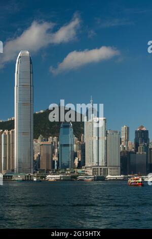 Un iconico Star Ferry attraversa Victoria Harbour di fronte al 2ifc e gli alti edifici del centro, l'isola di Hong Kong Foto Stock