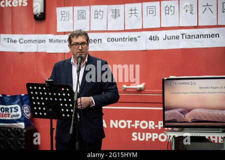 Londra, Regno Unito. 04 giugno 2021. Il Direttore Generale e co-fondatore di Hong Kong Watch, Benedetto Rogers, parla a Leicester Square a Londra. I manifestanti si riuniscono per una veglia fuori dall'ambasciata cinese il 4 giugno per celebrare il 32° anniversario del crackdown di Tiananmen Square a Pechino nel 1989. (Foto di May James | SOPA Images/Sipa USA) Credit: Sipa USA/Alamy Live News Foto Stock