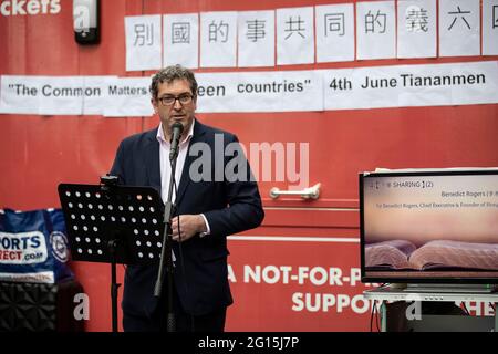 Londra, Regno Unito. 04 giugno 2021. Il Direttore Generale e co-fondatore di Hong Kong Watch, Benedetto Rogers, parla a Leicester Square a Londra. I manifestanti si riuniscono per una veglia fuori dall'ambasciata cinese il 4 giugno per celebrare il 32° anniversario del crackdown di Tiananmen Square a Pechino nel 1989. Credit: SOPA Images Limited/Alamy Live News Foto Stock