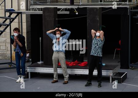 Bad Gandersheim, Germania. 04 giugno 2021. Gli attori provano per la commedia musicale 'Die Drei von der Tankstelle'. Il 62esimo Festival della Cattedrale di Gandersheim inizia nonostante Corona il 20.06. E va fino al 29.08.2021. Credit: Swen Pförtner/dpa/Alamy Live News Foto Stock