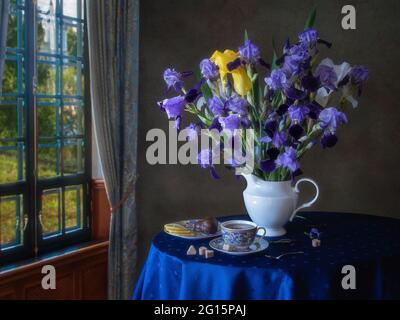 Ancora vita con bouquet di fiori su un tavolo da tè Foto Stock