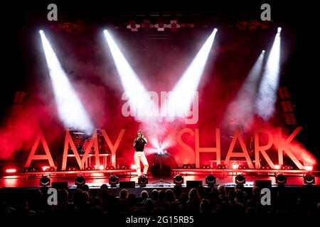 I musicisti australiani, vincitori del premio Amy Shark, si esibiscono in un concerto dal vivo nel 2021 Foto Stock