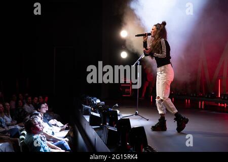 I musicisti australiani, vincitori del premio Amy Shark, si esibiscono in un concerto dal vivo nel 2021 Foto Stock