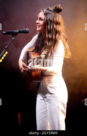 I musicisti australiani, vincitori del premio Amy Shark, si esibiscono in un concerto dal vivo nel 2021 Foto Stock